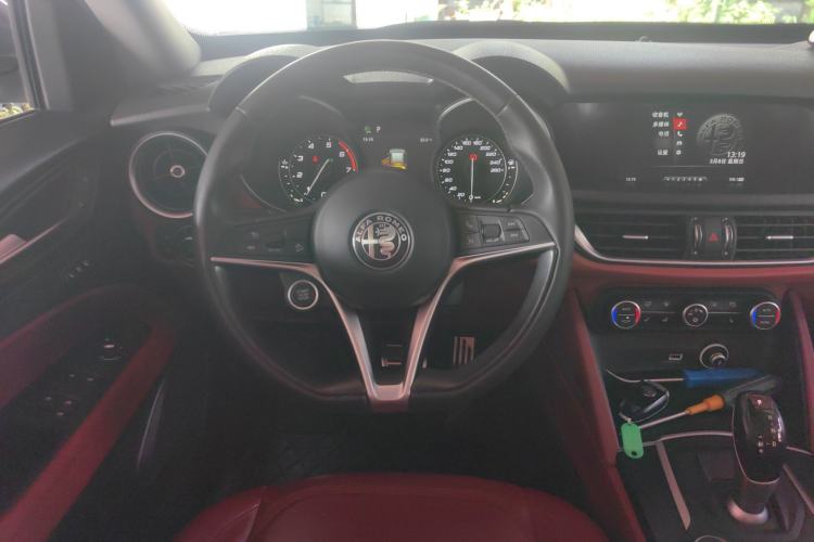 Used Alfa Romeo Stelvio 2017 2.0T 200HP Luxury Edition Steering Wheel