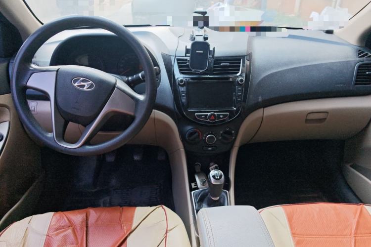 Used Hyundai Verna (older generation) 2014 1.4L Manual Smart GLS Trim Center Console