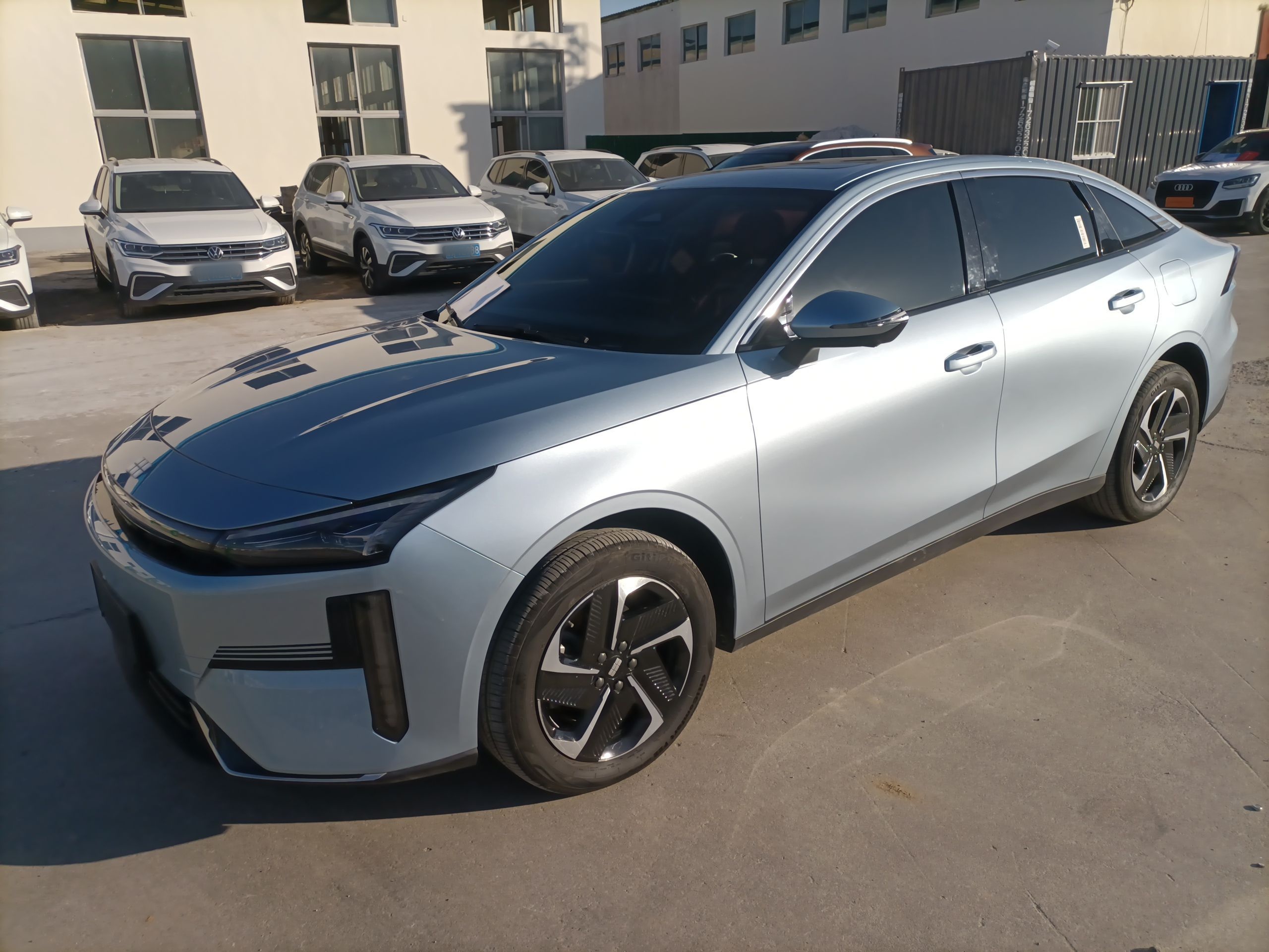 Под передней частью автомобиля