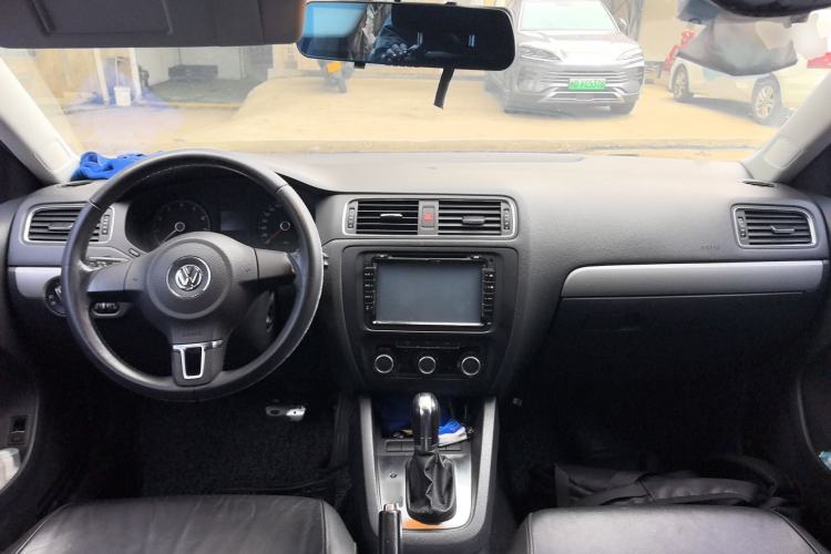 Used Volkswagen Sagitar 2014 1.6L Automatic Comfort Model Center Console