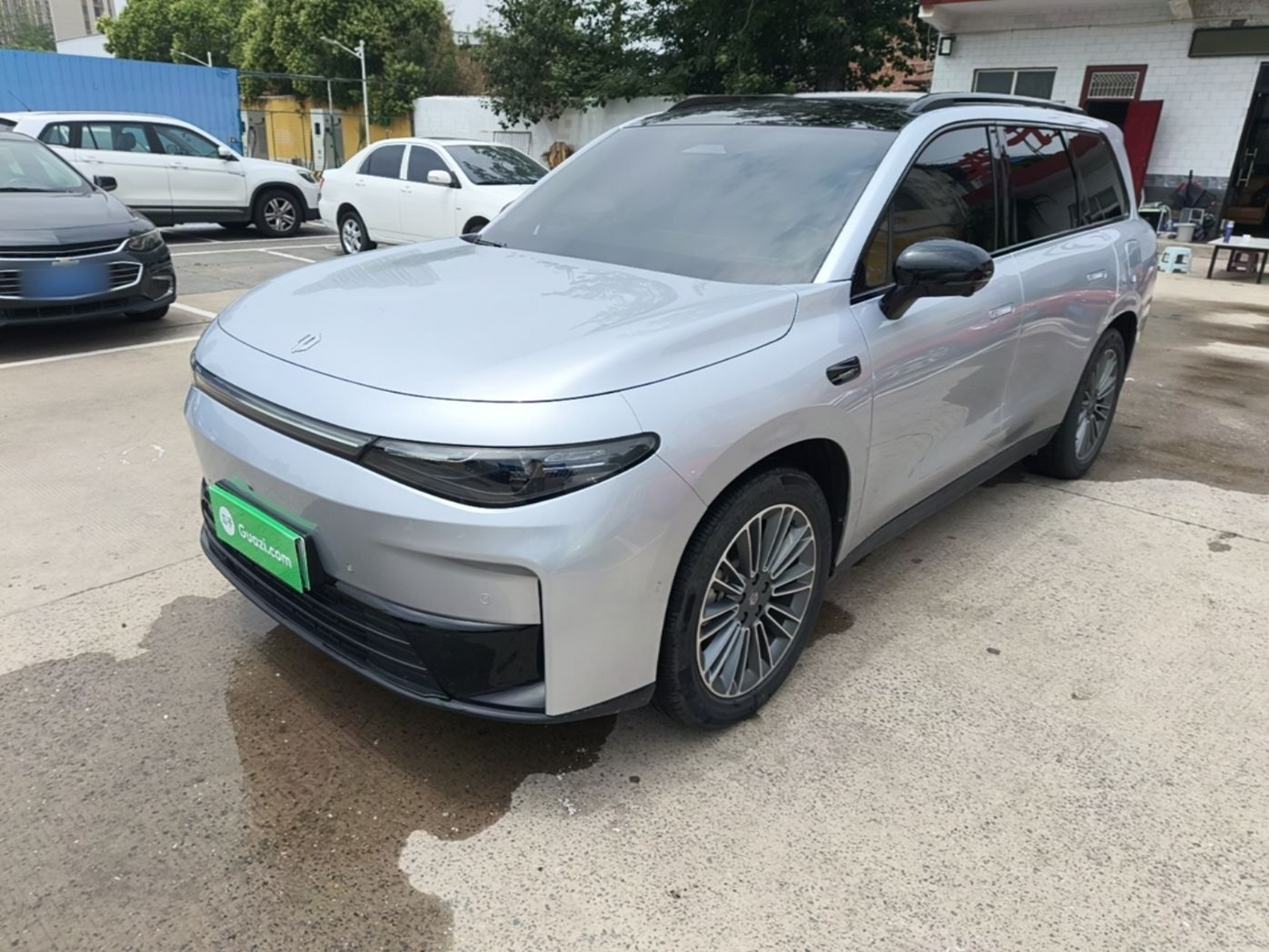 Под передней частью автомобиля