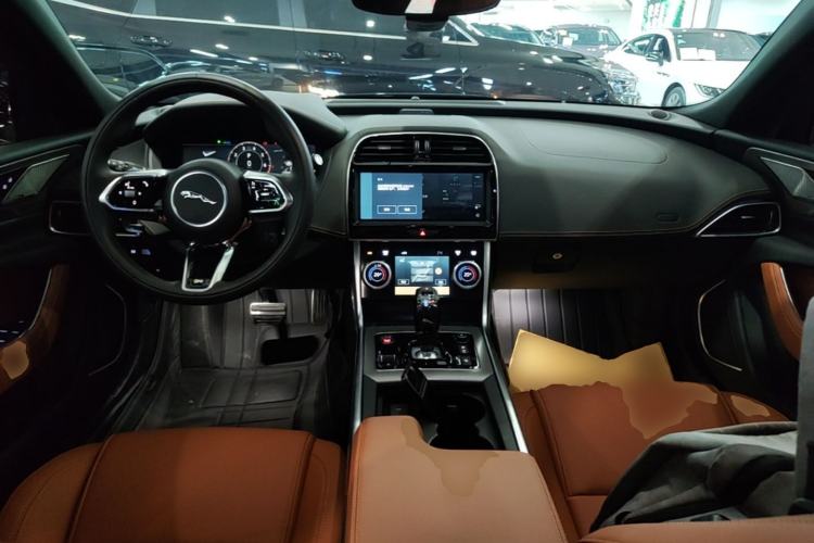 Used Jaguar XEL 2025 2.0T 250 PS R-DYNAMIC 90th Anniversary Edition Center Console