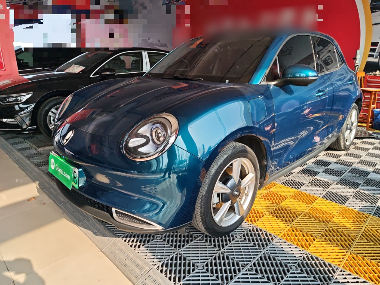 تحت مقدمة السيارة