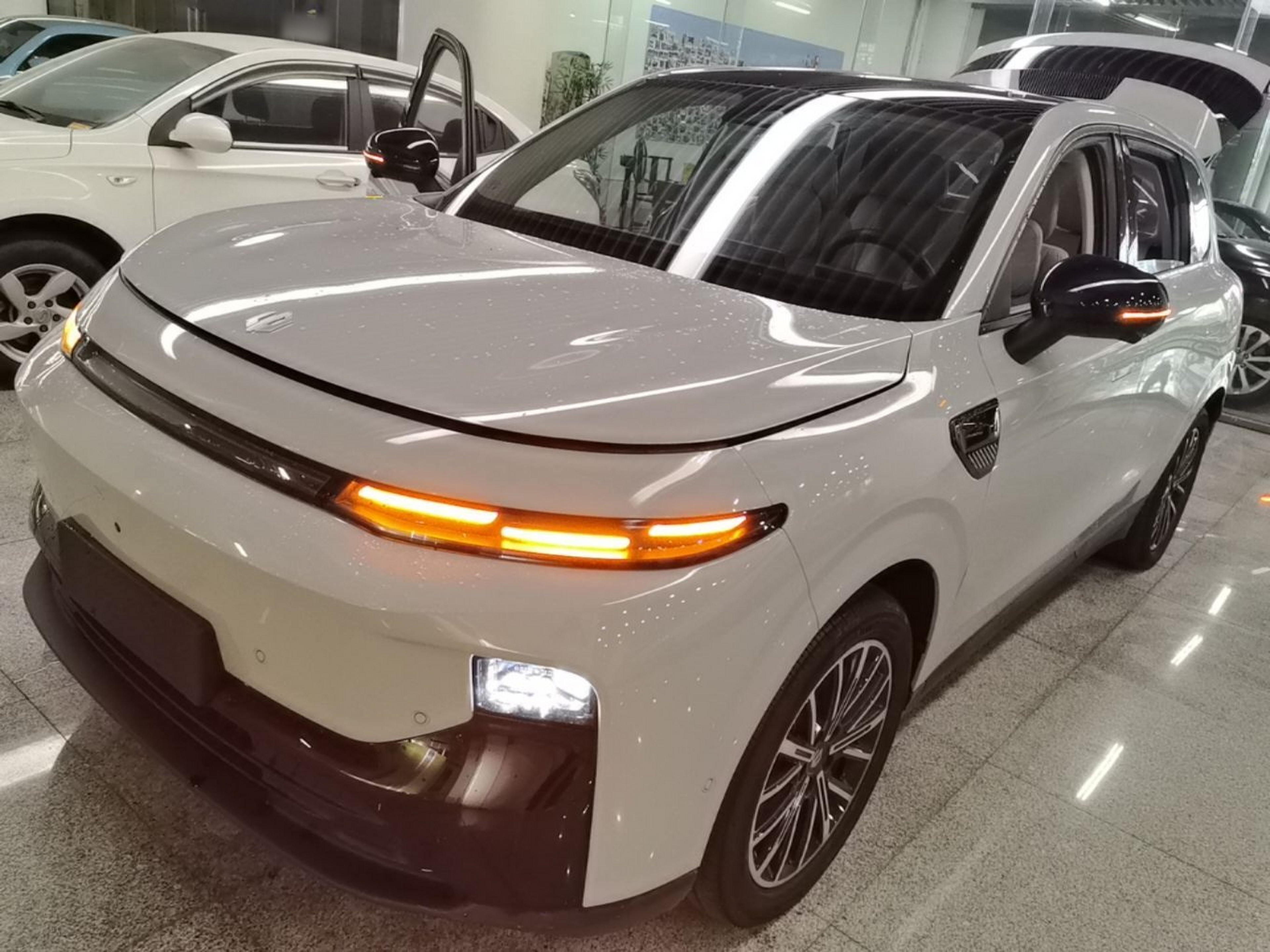 Под передней частью автомобиля