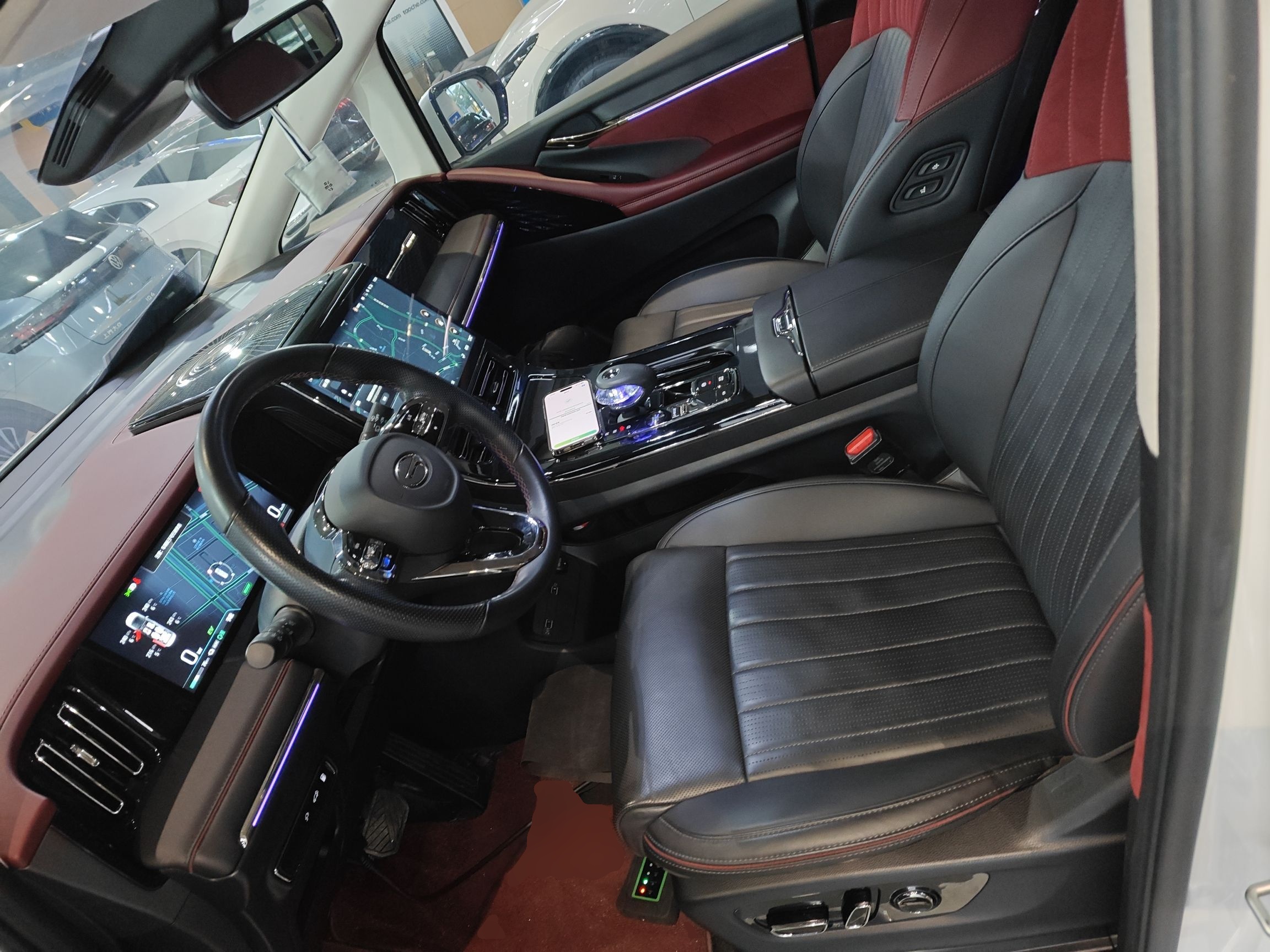 المقاعد الأمامية داخل السيارة