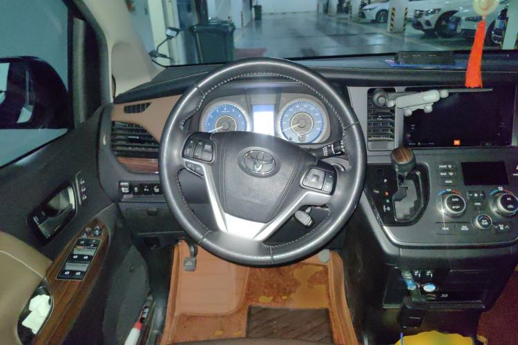 Used Toyota SIENNA 
