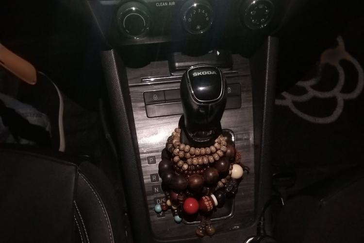 Used Skoda Octavia 2016 1.6L Automatic Smart Drive Edition Gear Lever