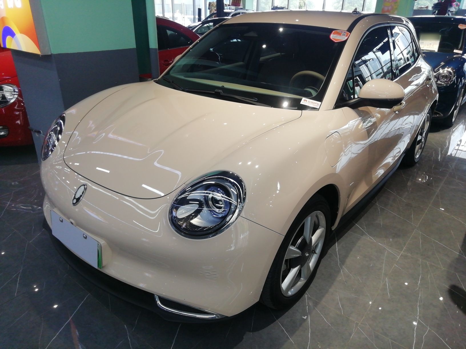 تحت مقدمة السيارة