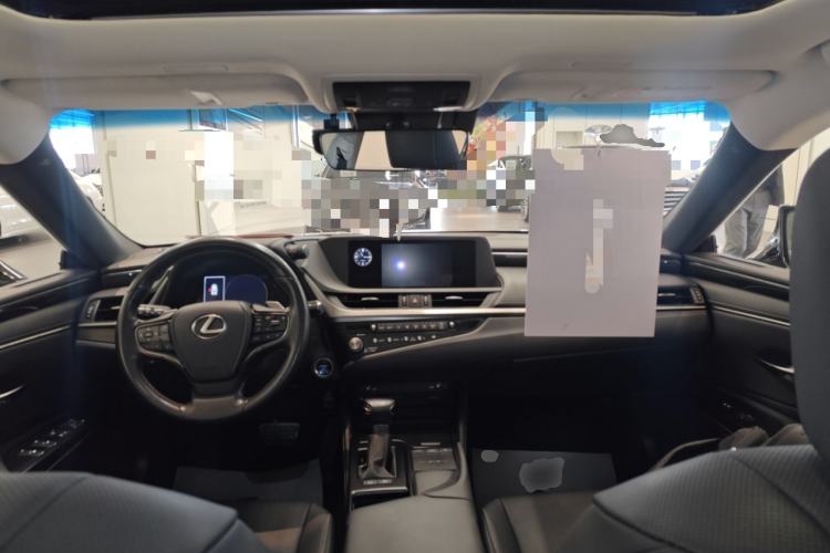 Used Lexus ES 2020 300h Premier Edition Center Console