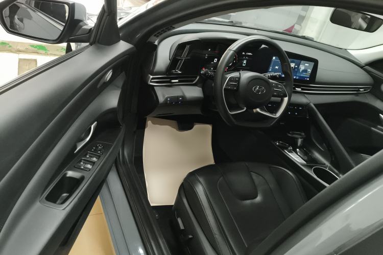 Used Hyundai Elantra 2022 1.5L CVT LUX Prestige Edition Driver Seat