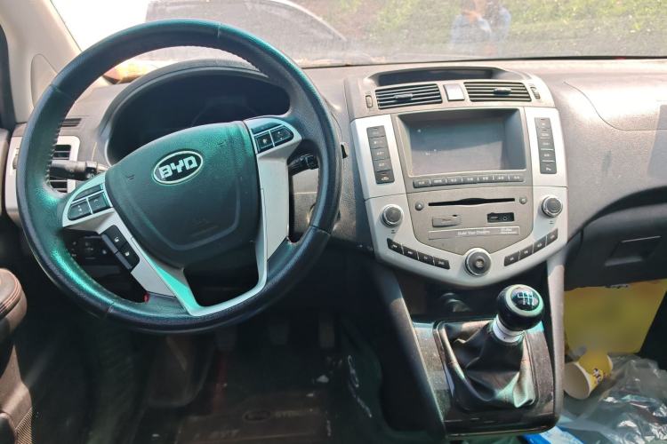 Used BYD S6 2014 1.5TI Manual Luxury 5-Seater Center Console