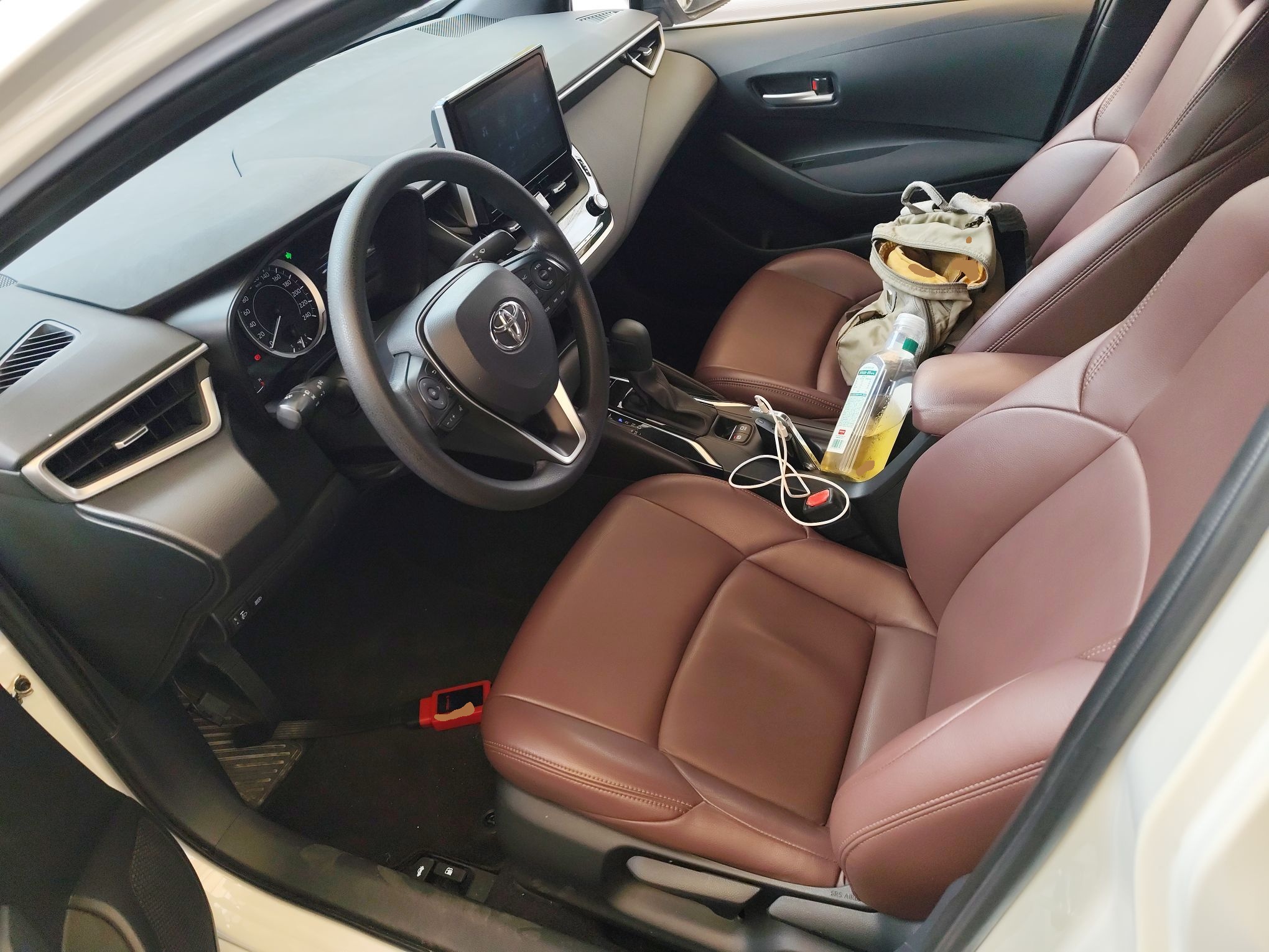 المقاعد الأمامية داخل السيارة