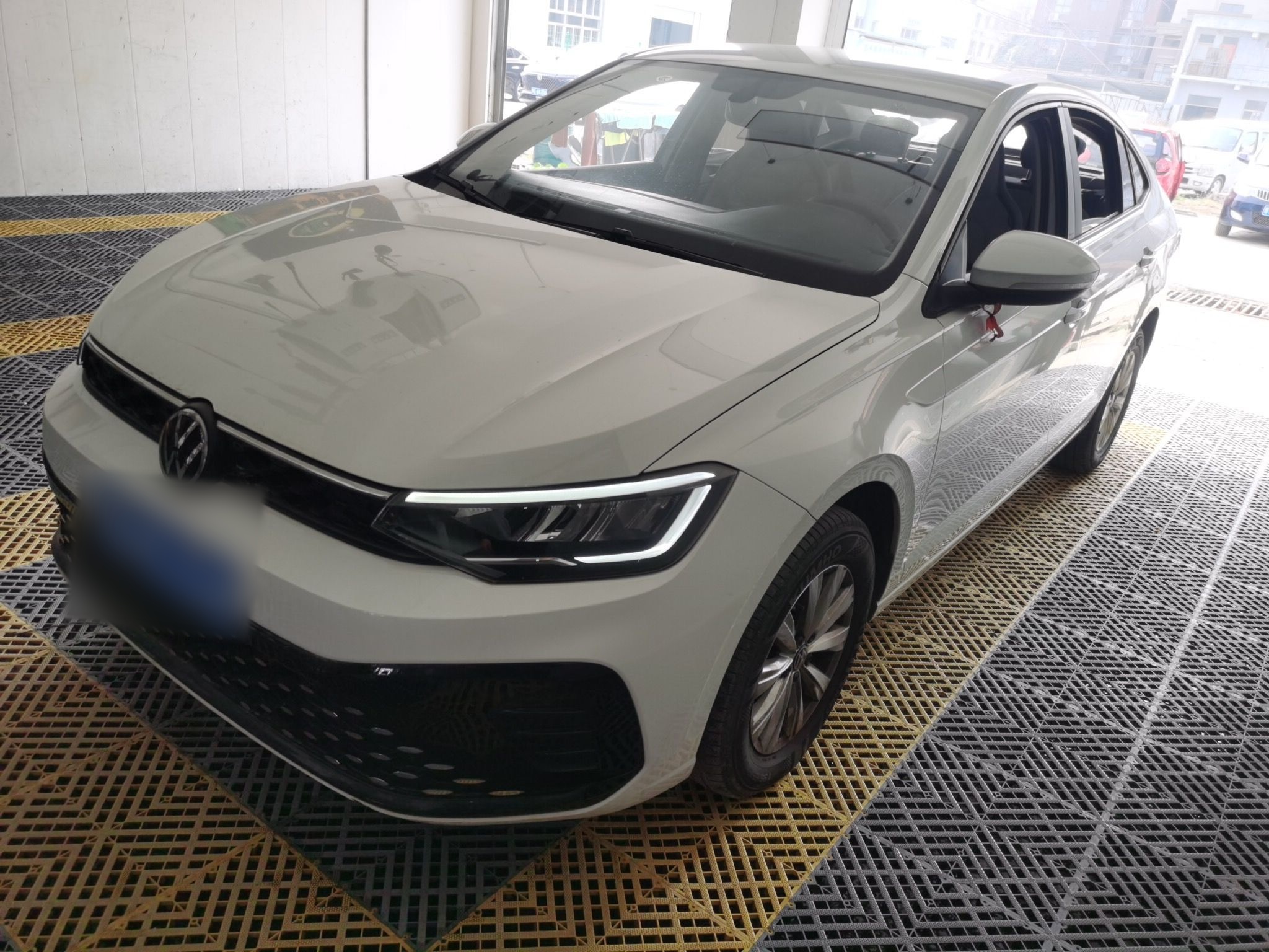 Под передней частью автомобиля