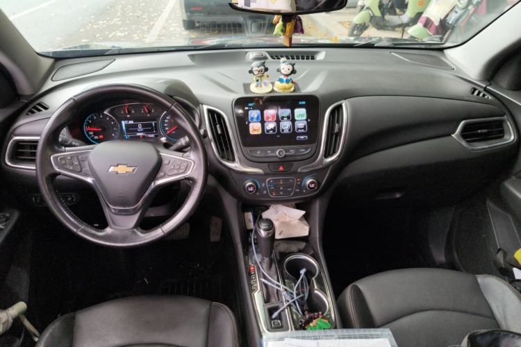 Used Chevrolet Equinox 2017 550T Automatic All-Wheel-Drive Top-Tier Version Center Console