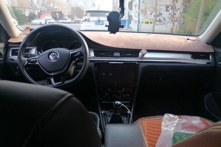 Used Volkswagen Bora 2016 1.6L Manual Comfort Model Center Console