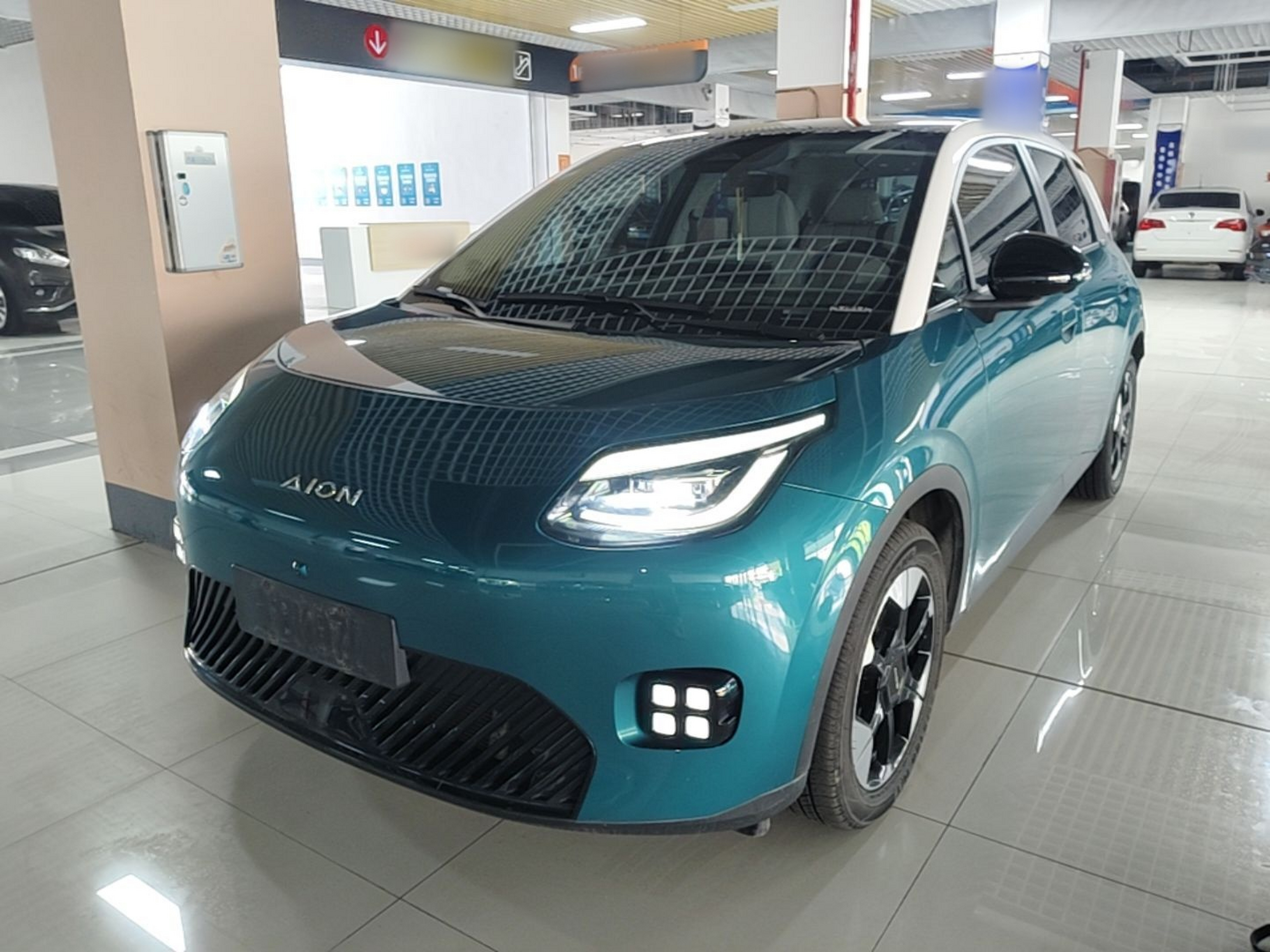 Под передней частью автомобиля