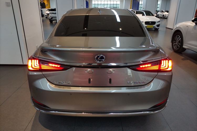 Used Lexus ES 2020 300h Deluxe Edition
