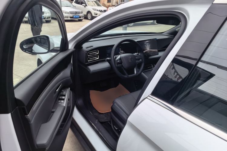 Used BYD Qin L 2025 DM-i Smart Drive 120KM Leading Model
