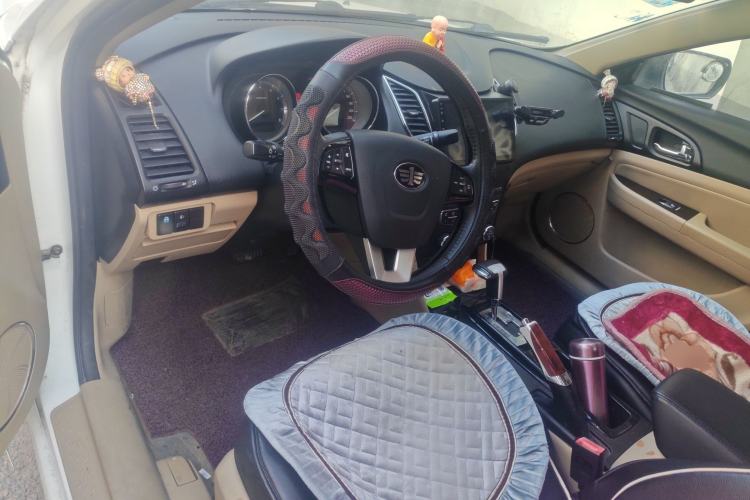 Used Bestune B50 2013 1.6L automatic luxury version Center Console