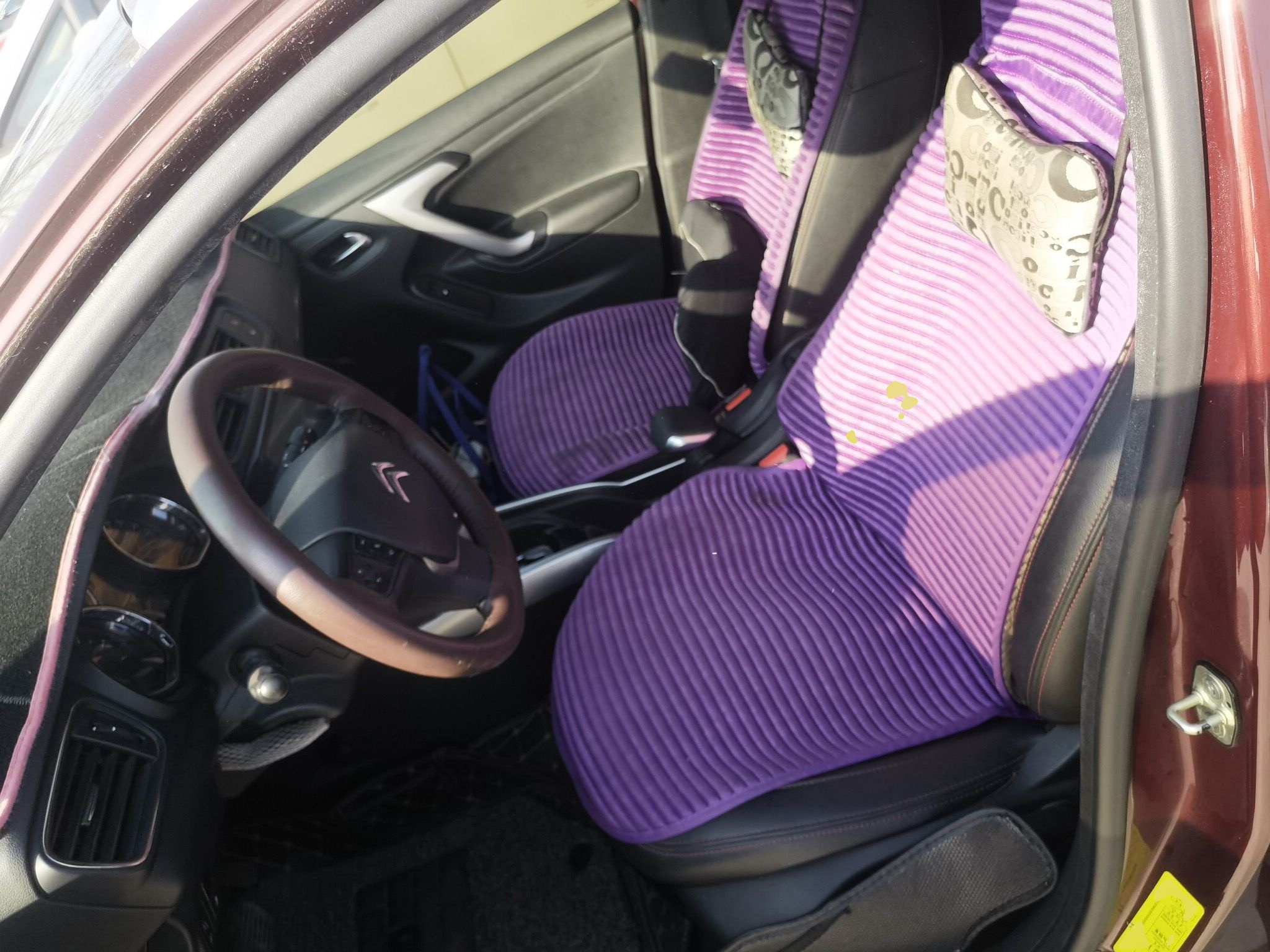 المقاعد الأمامية داخل السيارة