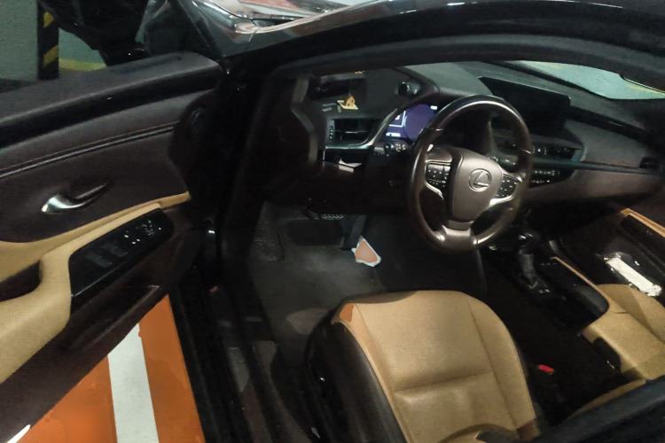 Used Lexus ES 2020 300h Premier Edition