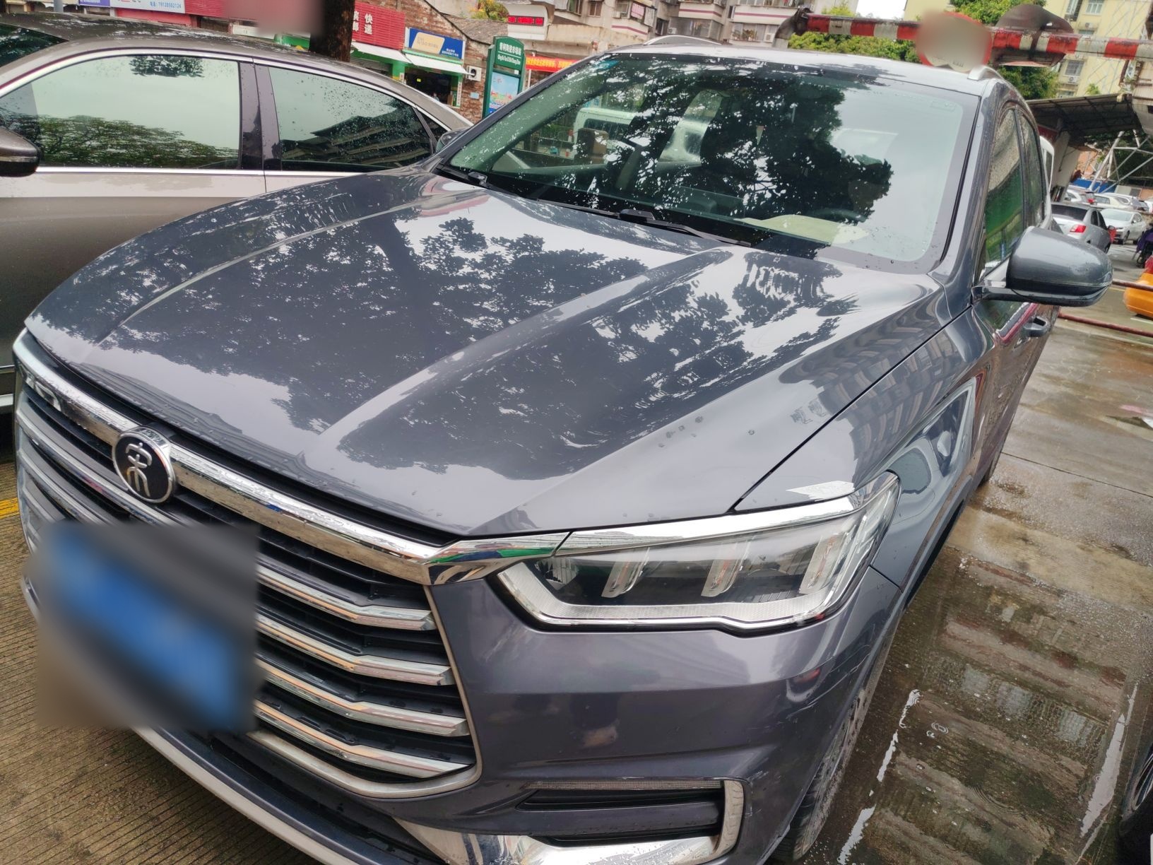 تحت مقدمة السيارة