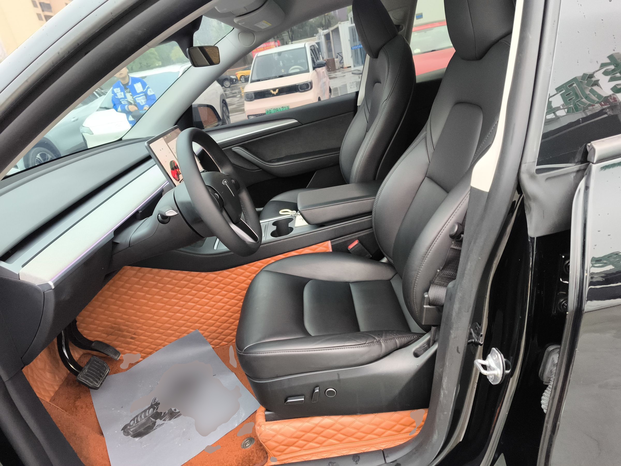 المقاعد الأمامية داخل السيارة