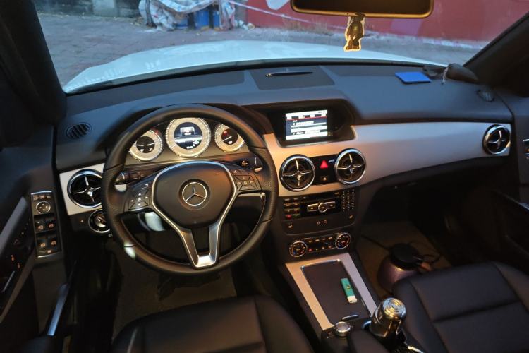 Used Mercedes-Benz GLK-Class 2013 GLK 300 4MATIC Dynamic Edition Center Console