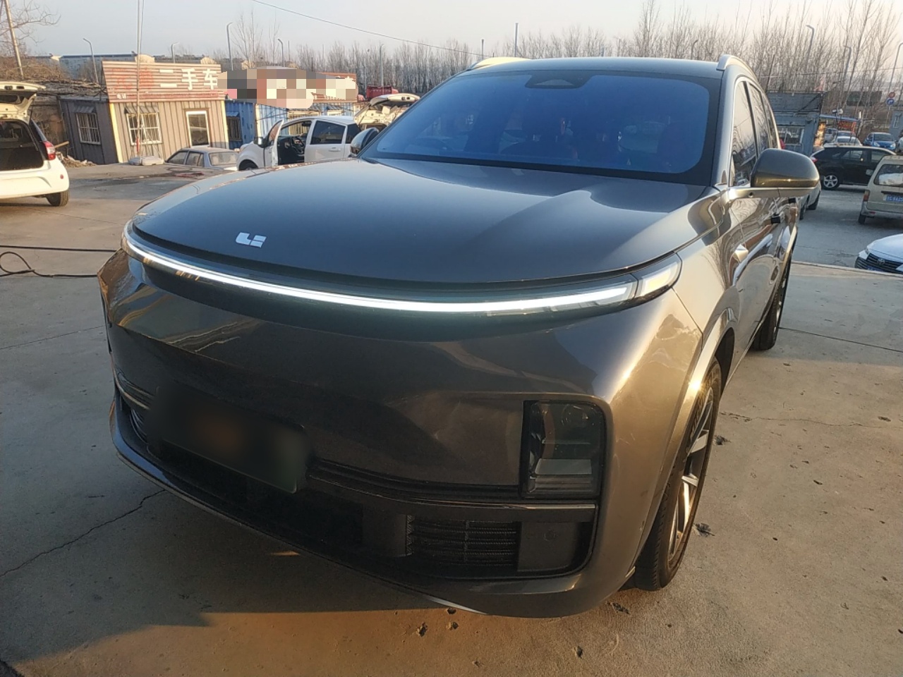 تحت مقدمة السيارة