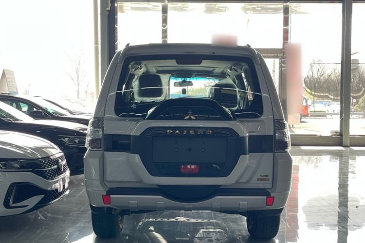 Used Mitsubishi Pajero  Exterior 4