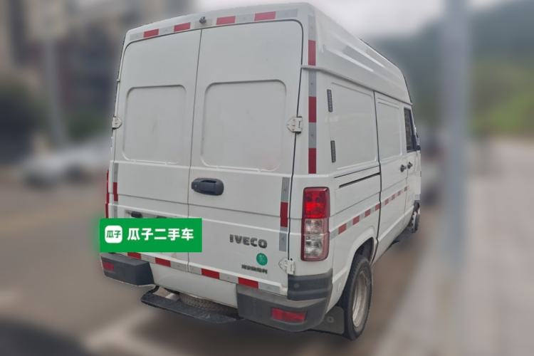 Used Iveco Daily 2021 2.5T V35 2-3 Seater Short Wheelbase Mid-Roof Design Dual Tires Manual Doors