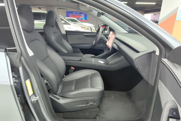 Used Tesla Model Y 2025 Rear-Wheel-Drive Version
