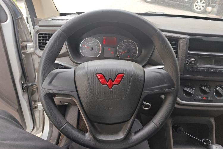 Used Wuling Hongguang V 2022 1.5L Jingqu Edition Enclosed-Window Vehicle with Electric Power Steering LAR