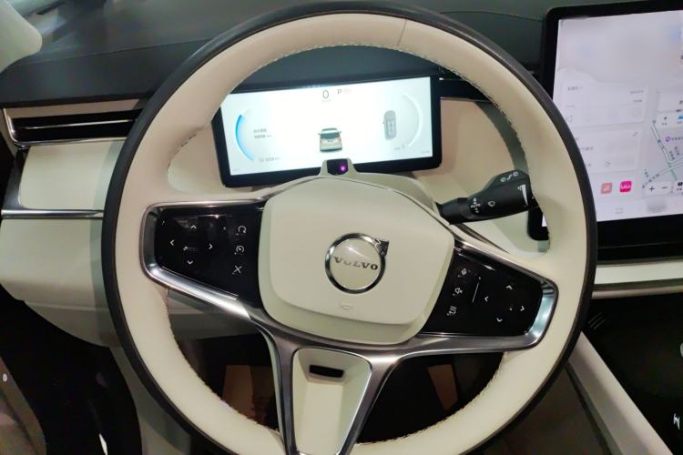 Used Volvo EM90 2025 Ultra Six-Seater
