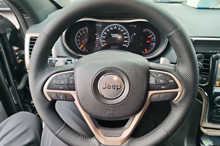 Used Jeep Grand Cherokee 2014 3.0L Comfort Navigation Edition Steering Wheel