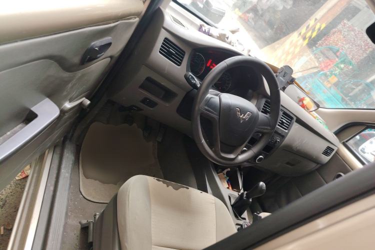 Used Wuling Rongguang V 2015 1.5L Practical Version Driver Seat