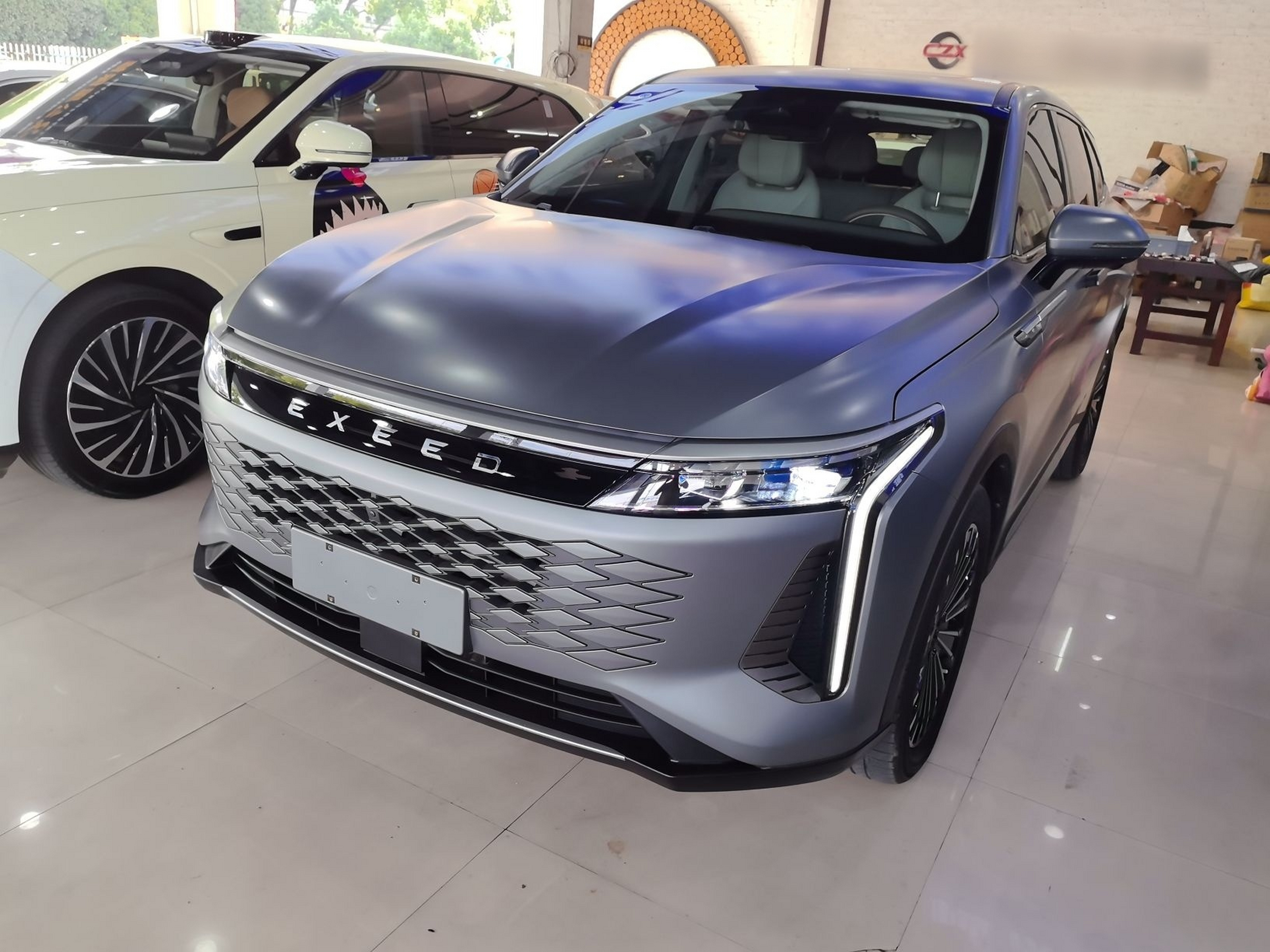 Под передней частью автомобиля