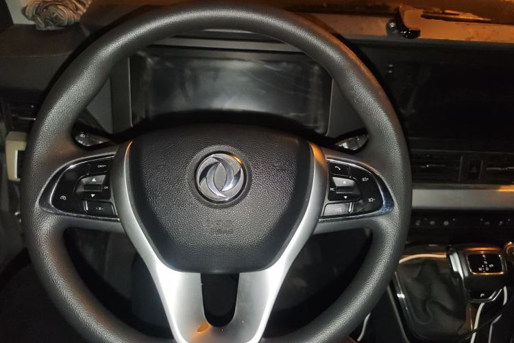 Used Dongfeng Yufeng 2023 V9+ 2.0T Automatic Front-Wheel-Drive Short Wheelbase Low-Roof Model with 5/6 Seats
