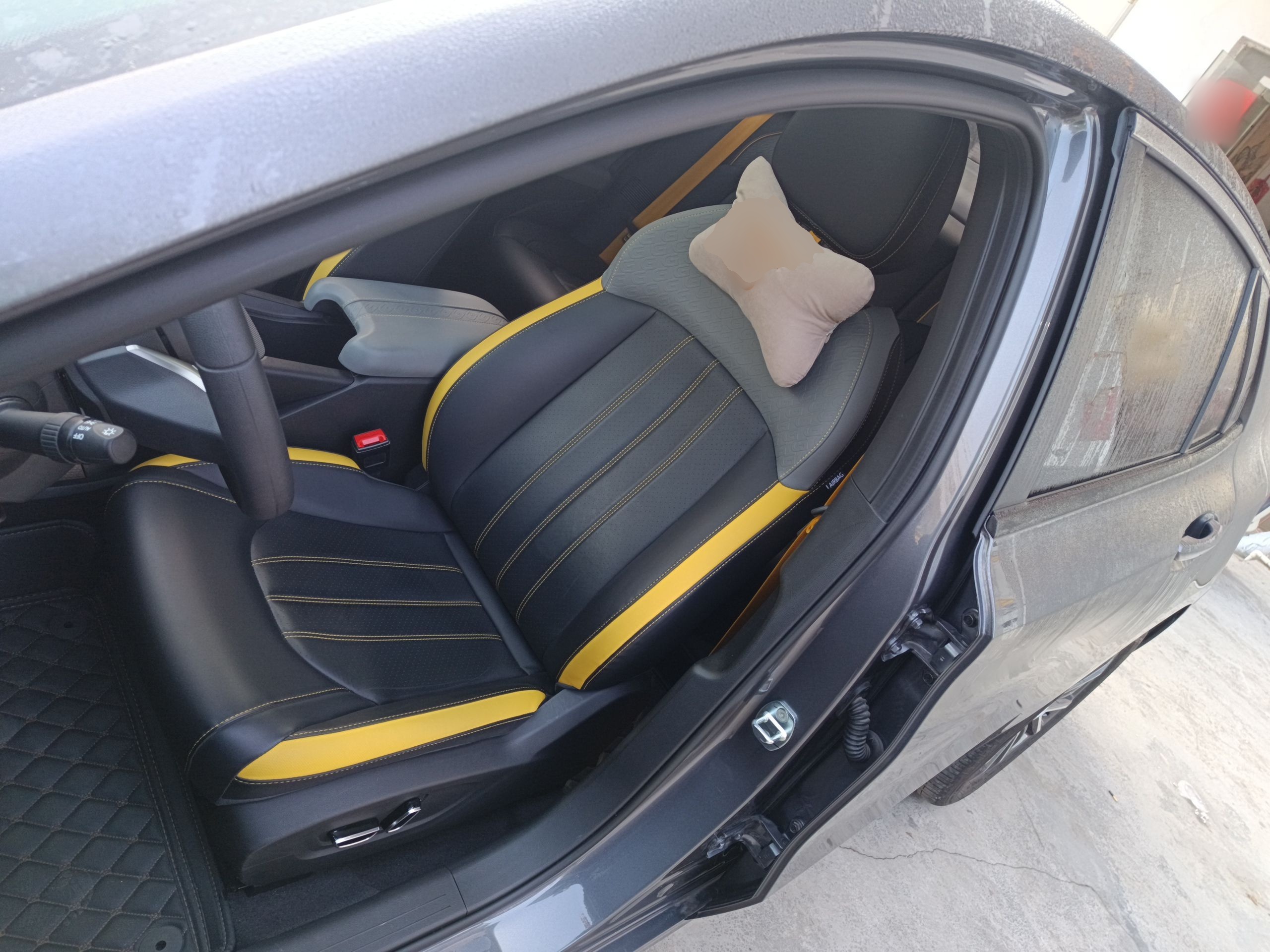 المقاعد الأمامية داخل السيارة