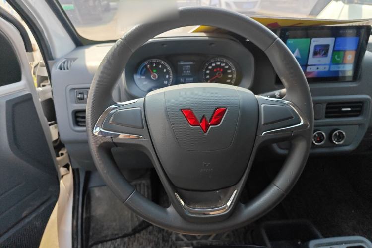Used Wuling Yangguang 2024 300km Comfort-Grade Passenger Van 60kW