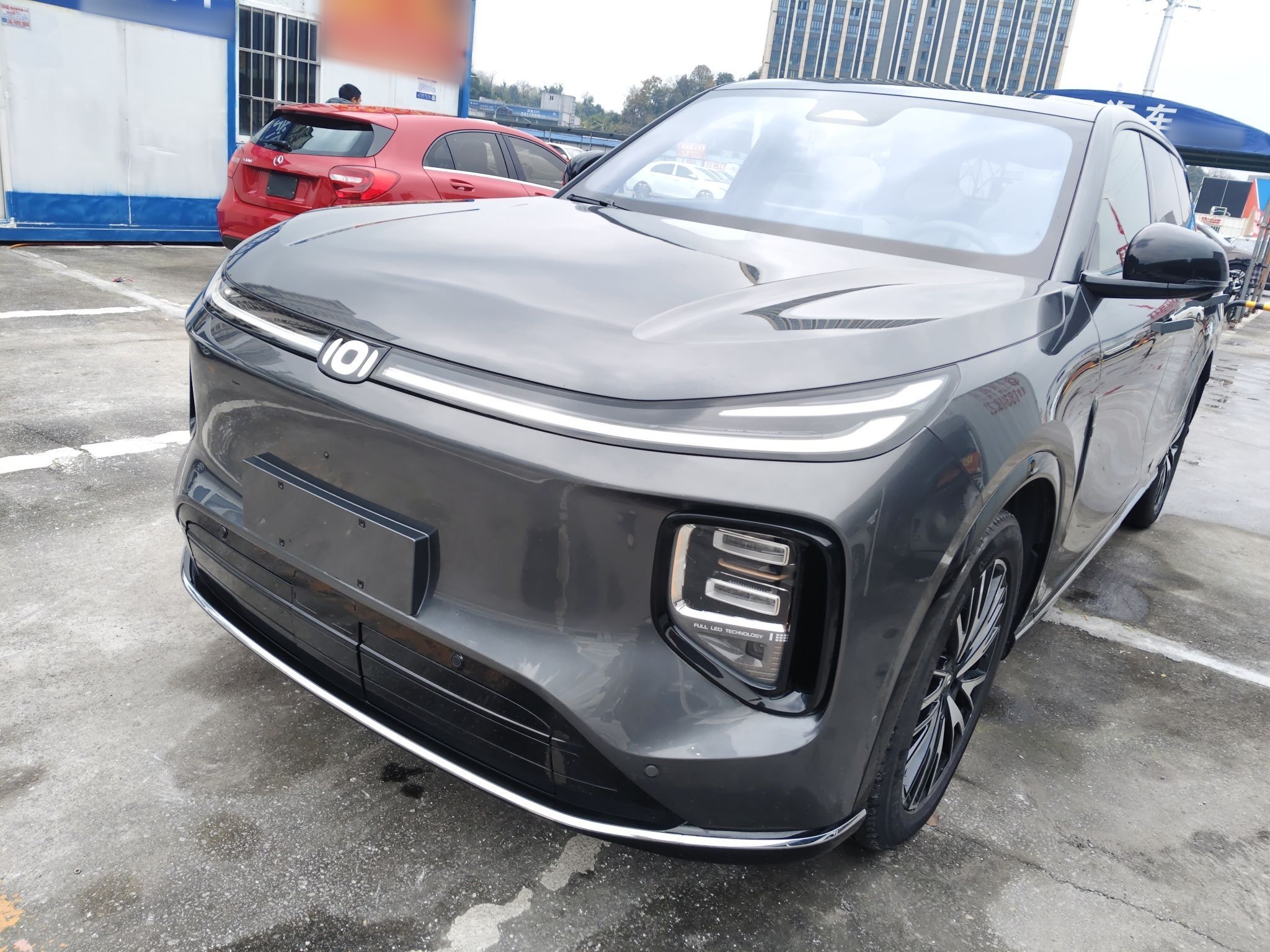 تحت مقدمة السيارة