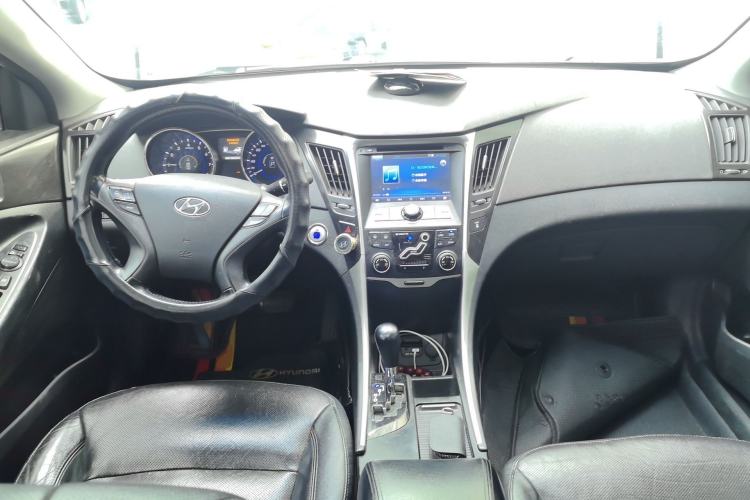Used Hyundai Sonata 2013 2.0L Automatic Luxury Edition Center Console