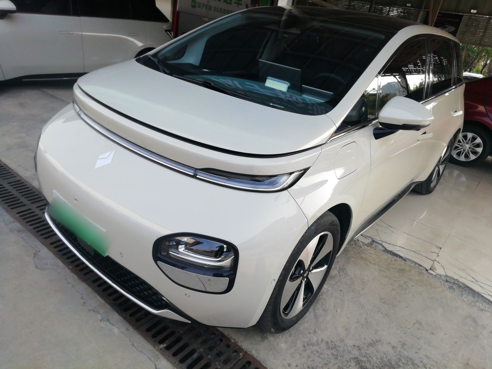 Под передней частью автомобиля