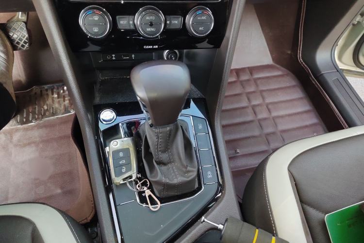 Used Volkswagen Tiguan L 2017 330TSI Automatic Two-Wheel Drive Luxury Edition Gear Lever