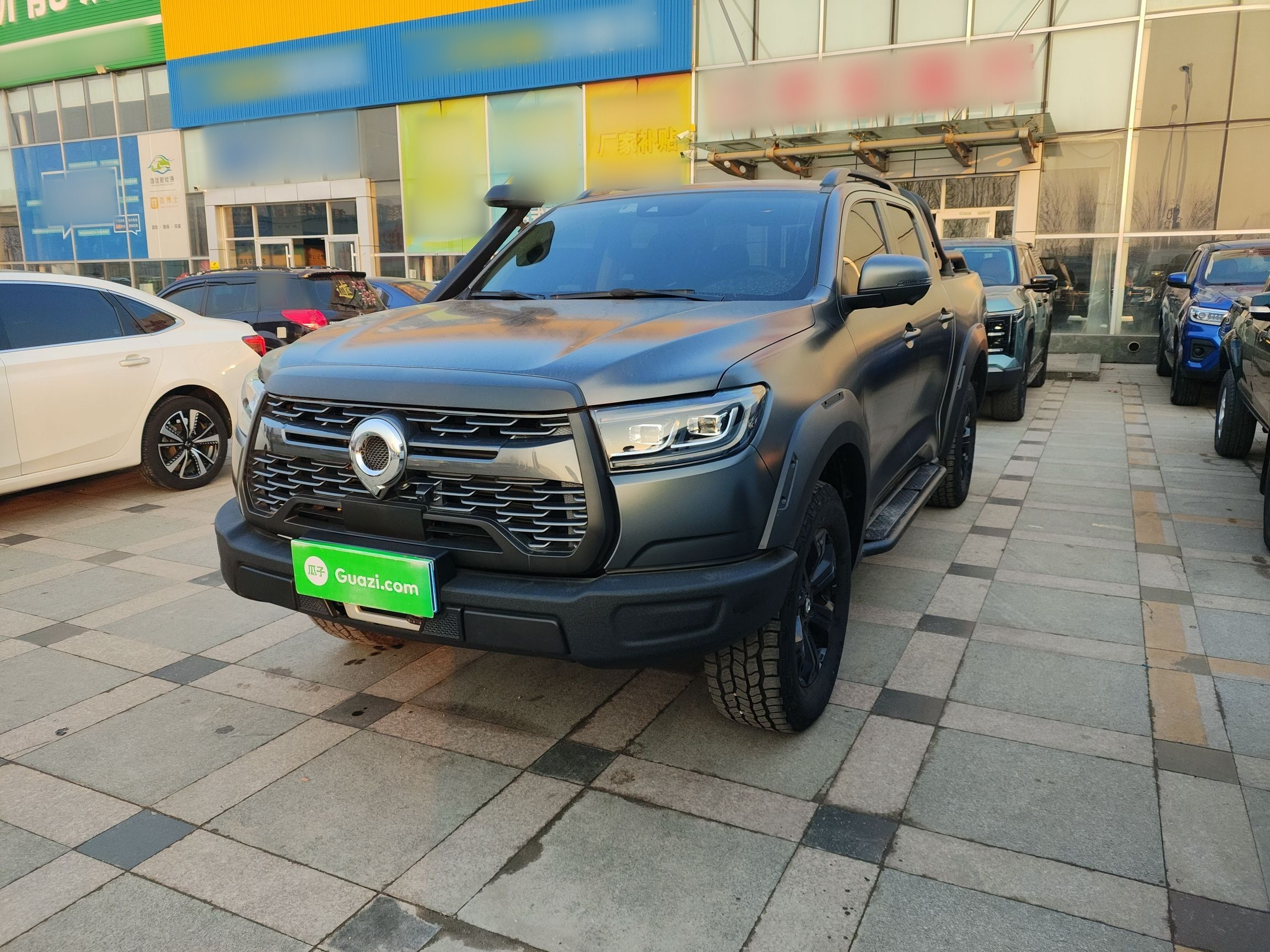 تحت مقدمة السيارة