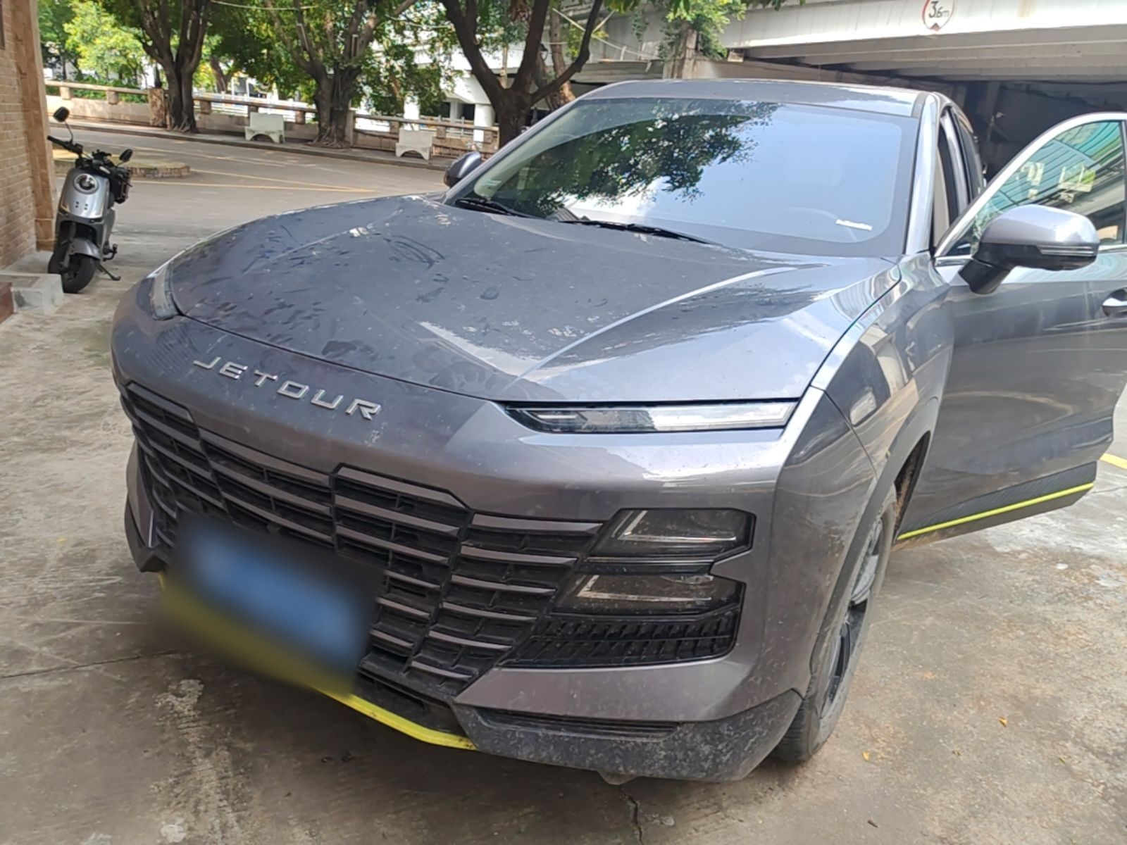 Под передней частью автомобиля