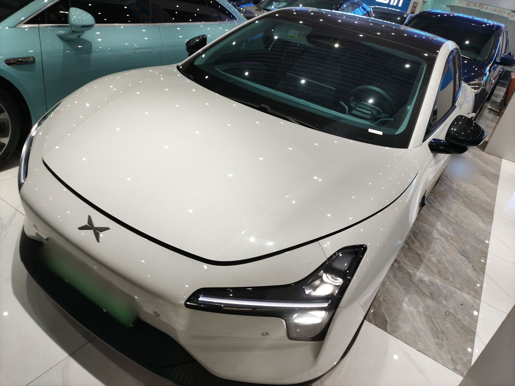 تحت مقدمة السيارة