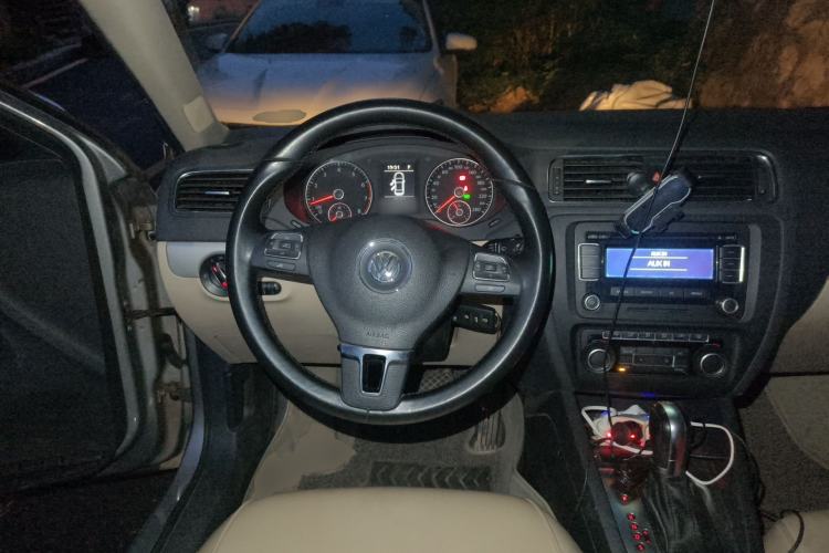 Used Volkswagen Sagitar 2012 1.4TSI Automatic Fashion Edition Steering Wheel