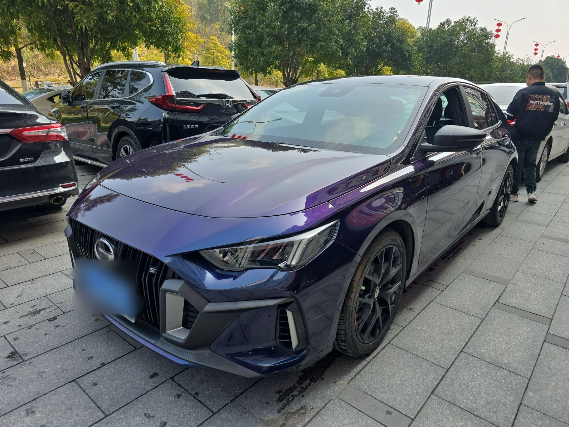 Под передней частью автомобиля