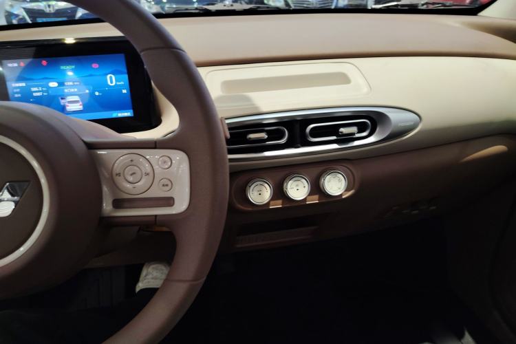 Used Wuling Hongguang MINIEV 2025 Four-Door Version Advanced Edition Center Console